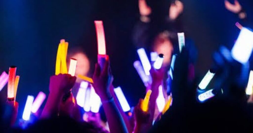ライブでさまざまな色のペンライトが輝いている様子