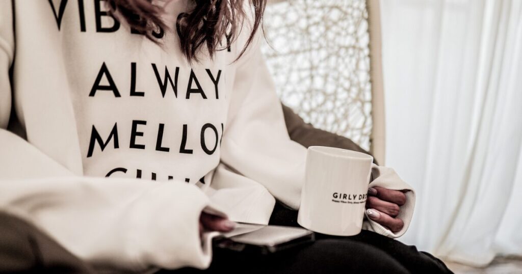 スマホでうちわを作っている写真