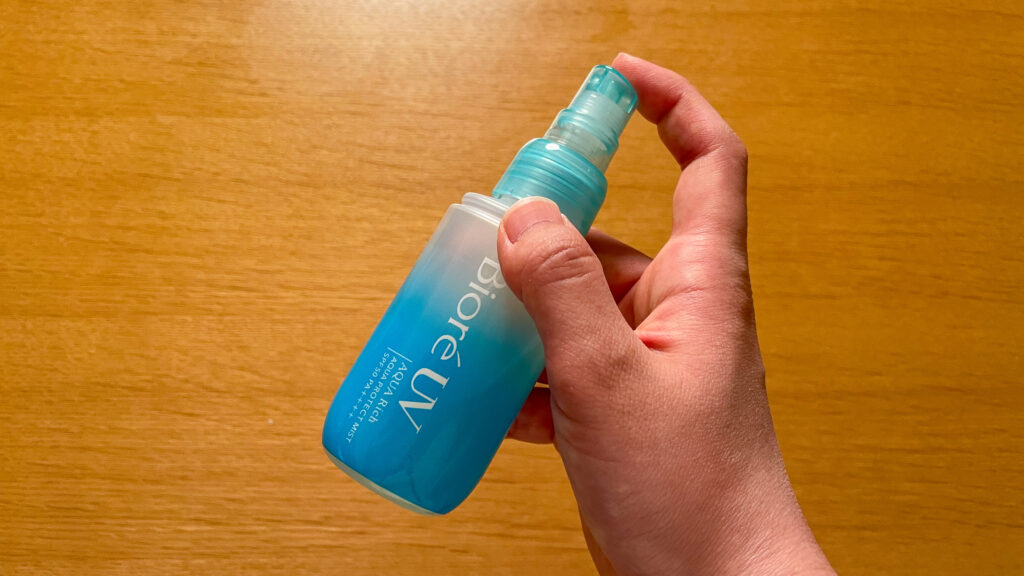 画像：日焼け止めスプレーを手に持った写真