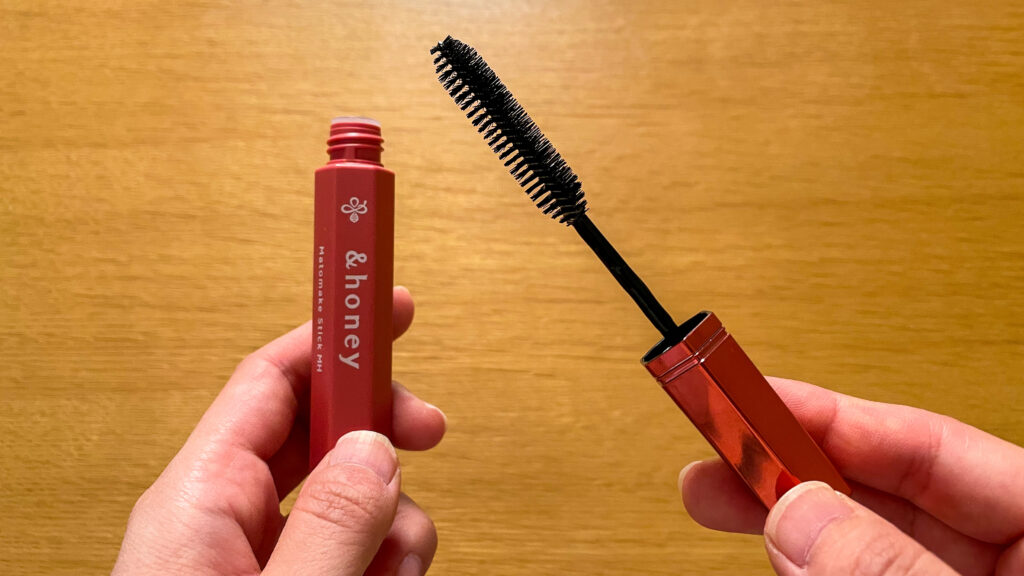 画像：キャップを空けて、マスカラ部分を取り出した写真