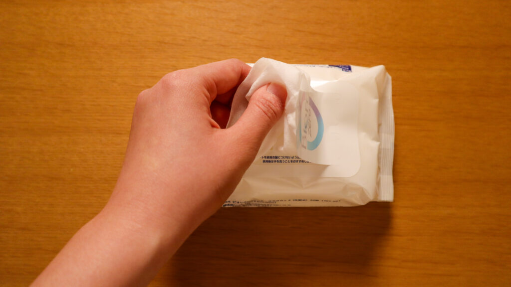 画像：汗拭きシートを取り出している様子