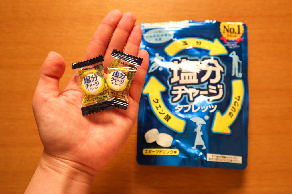 画像：塩タブレットの個包装パッケージを手に出した様子