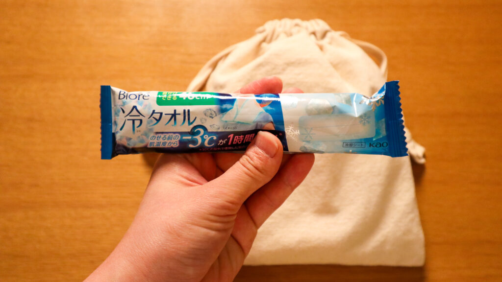 画像：ポーチからパッケージを取り出した様子