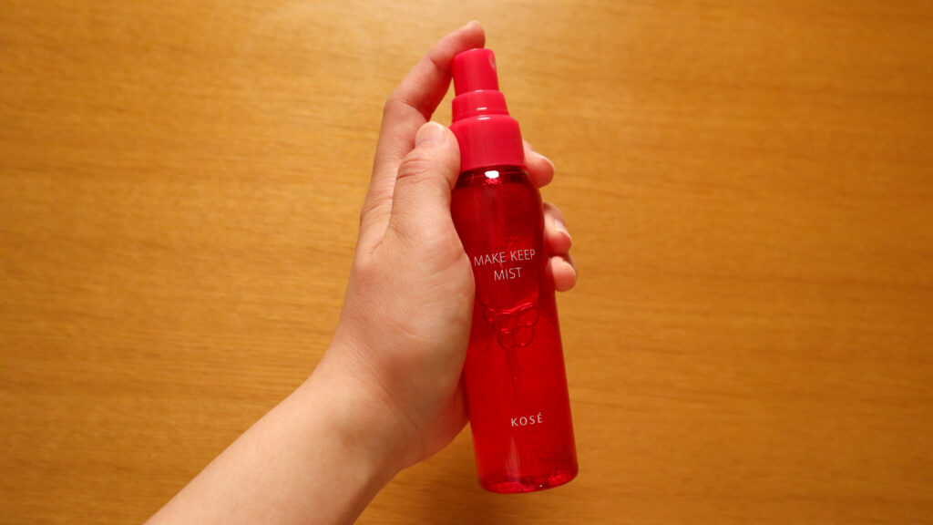 画像：スプレーを手に持った写真