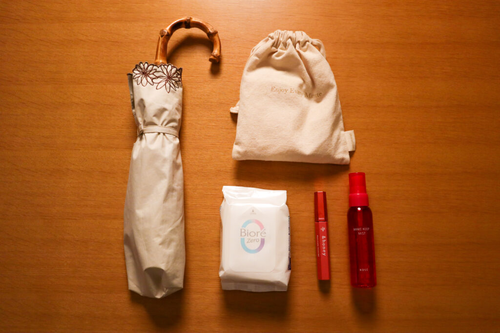 画像：コスメポーチと日傘を並べた写真