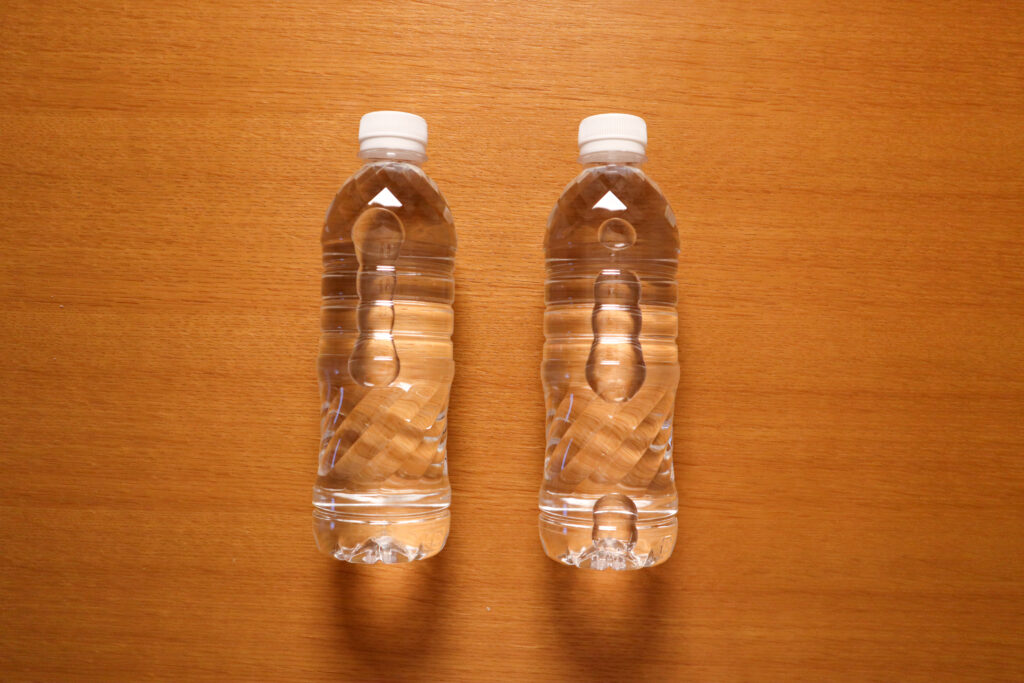 画像：水のペットボトル2本を並べた写真
