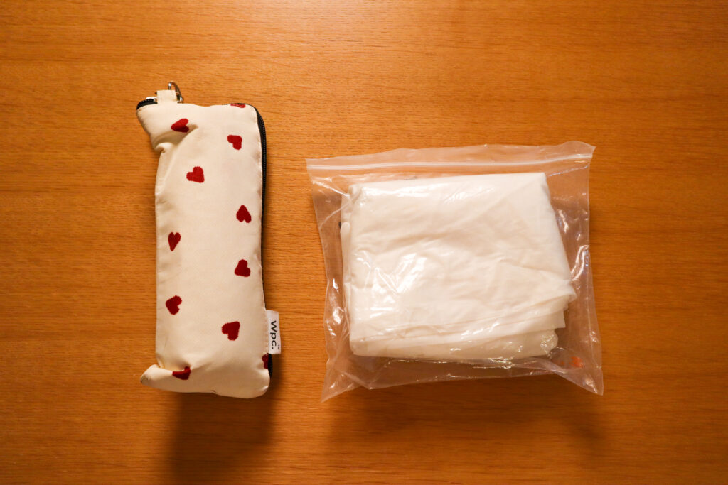 画像：レインコートと折りたたみ傘を並べた写真