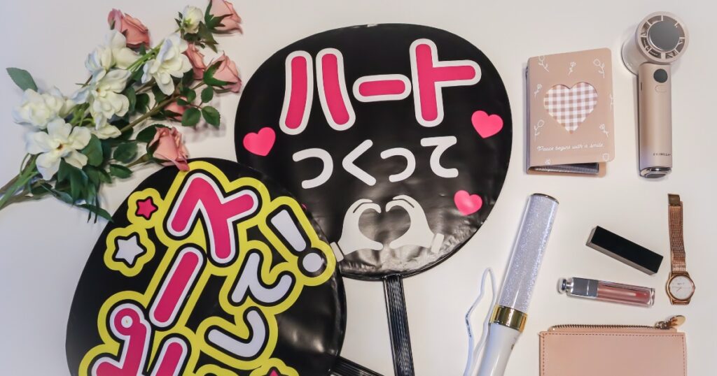 大人女子の推し活グッズや雑貨、コスメを並べた写真。