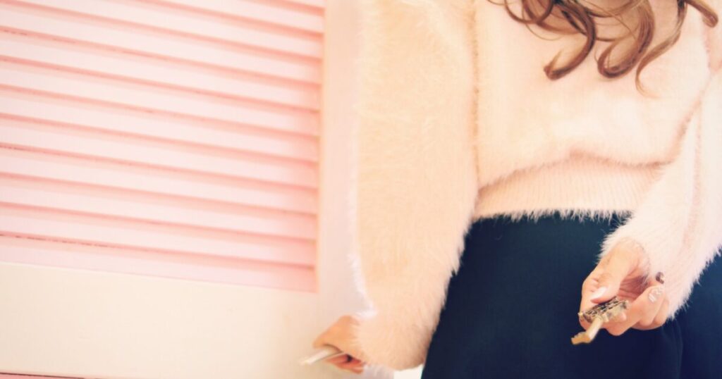 ふと立ち止まって考え事をしている女性の様子。