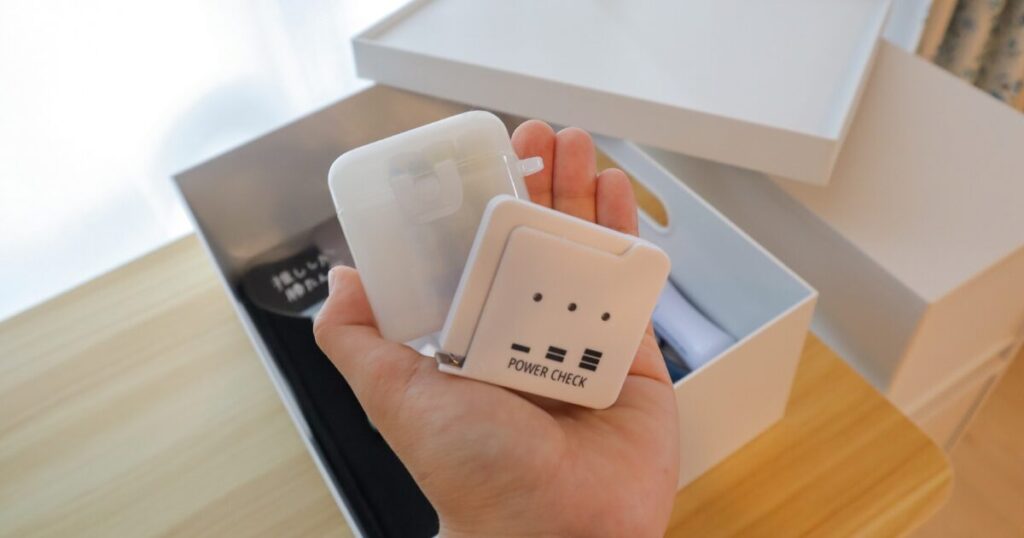 ファイルボックスから電池ケースとパワーチェックを取り出した写真