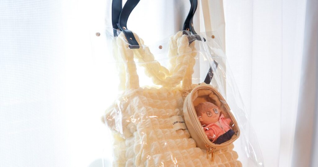 推し活歴10年まち子のリアルな活用術：参戦バッグにクリアトートバッグカバーを付けた写真