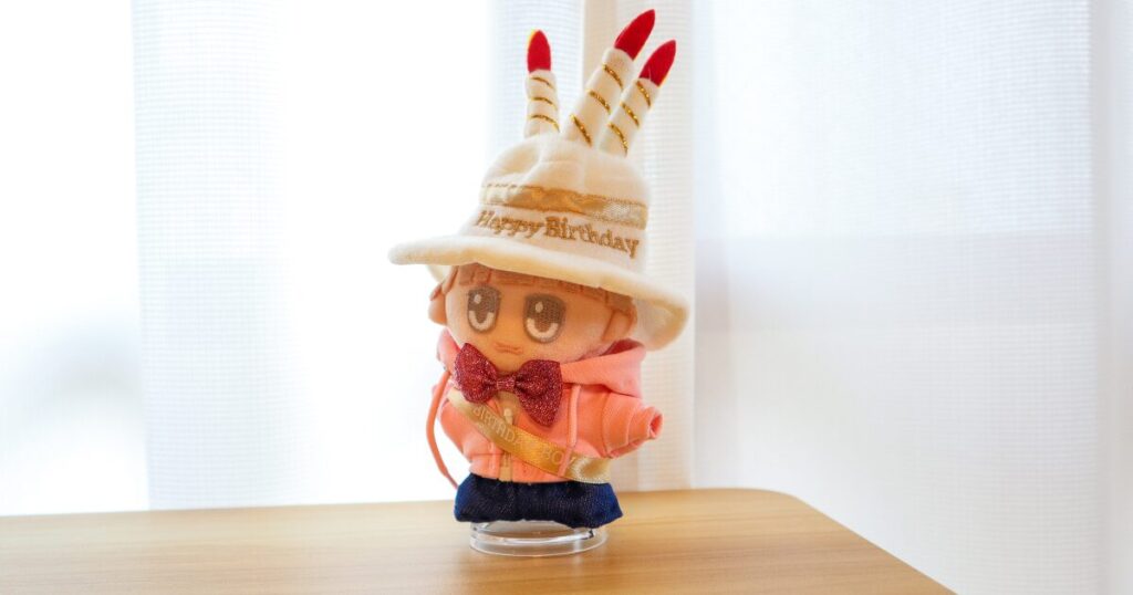 推し活歴10年まち子のリアルな活用術：推しのぬいぐるみにお誕生日セットを着せてみた写真