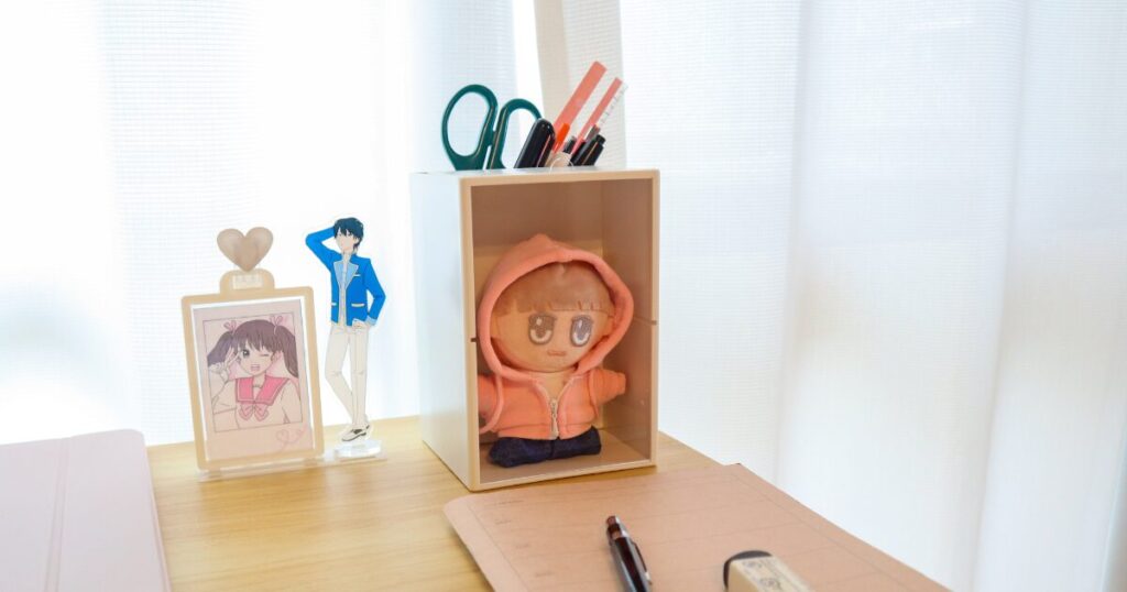 推し活歴10年まち子のリアルな活用術：ディスプレイペンスタンドに推しのぬいぐるみを飾った写真