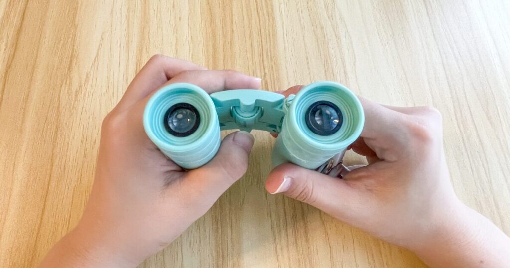 上部のレンズホイールを調整して、ピントを合わせている写真