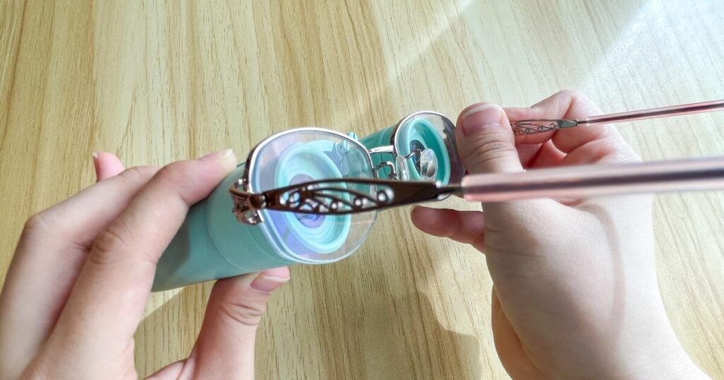 眼鏡を双眼鏡に当てた写真、アイレリーフがどうしても当たってしまう