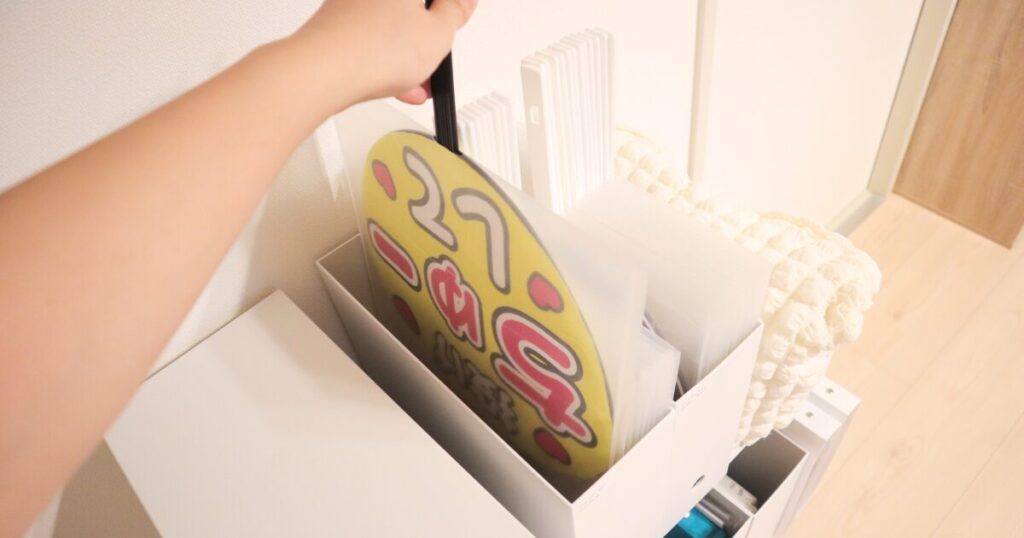 ファイルボックスからうちわを1枚取り出している写真