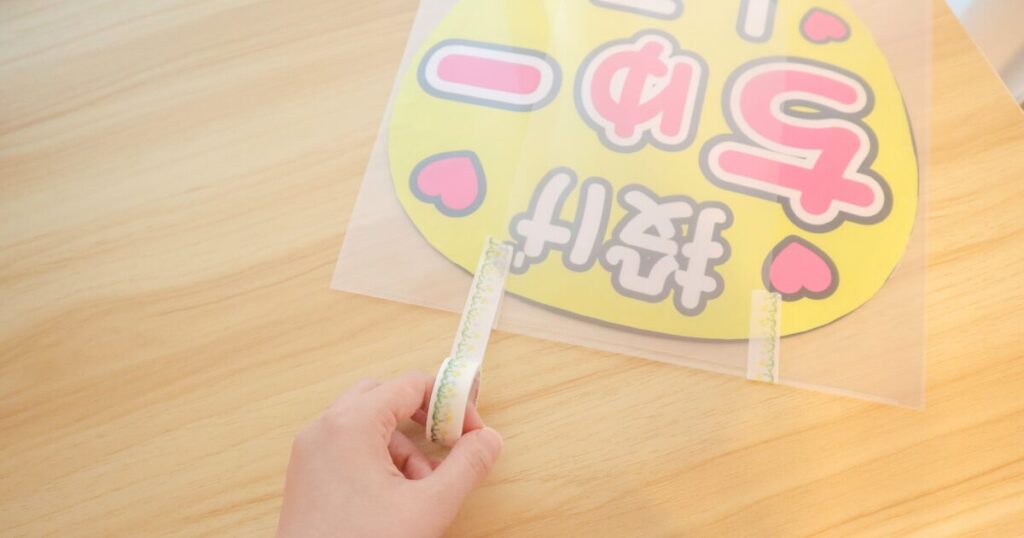 手作りカバーを作成している写真