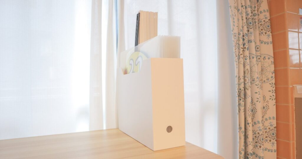 ニトリのファイルボックスにうちわを収納した写真