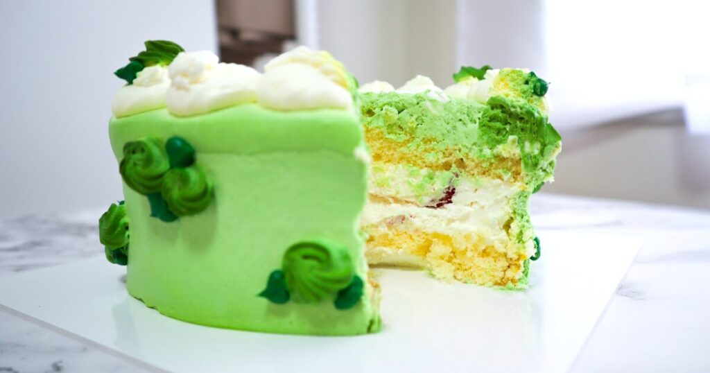 ケーキの断面カットの写真