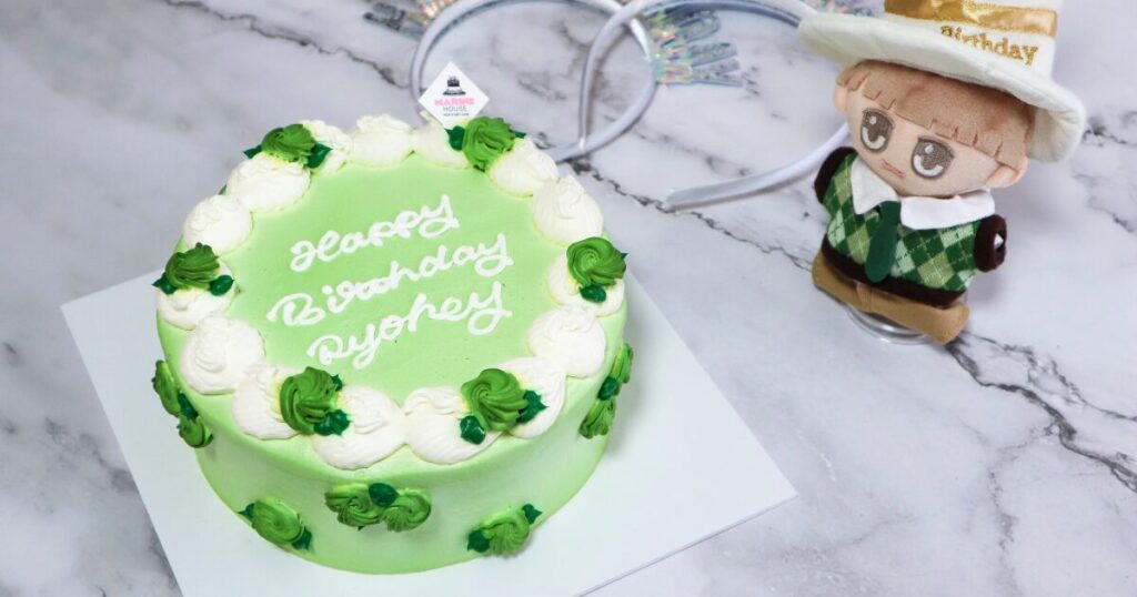 オーダーケーキに推しぬいとパーティーグッズを添えて、本人不在の誕生日会の様子