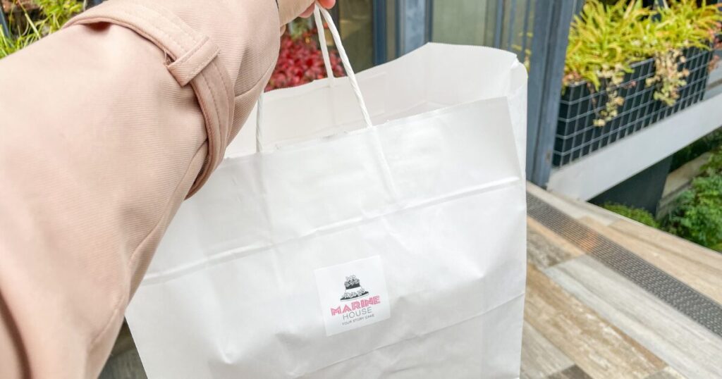 ケーキを店頭で受け取った際の紙袋の写真