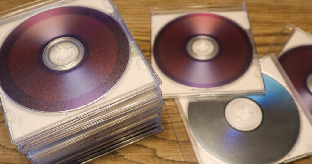 たくさん積まれたCDの写真