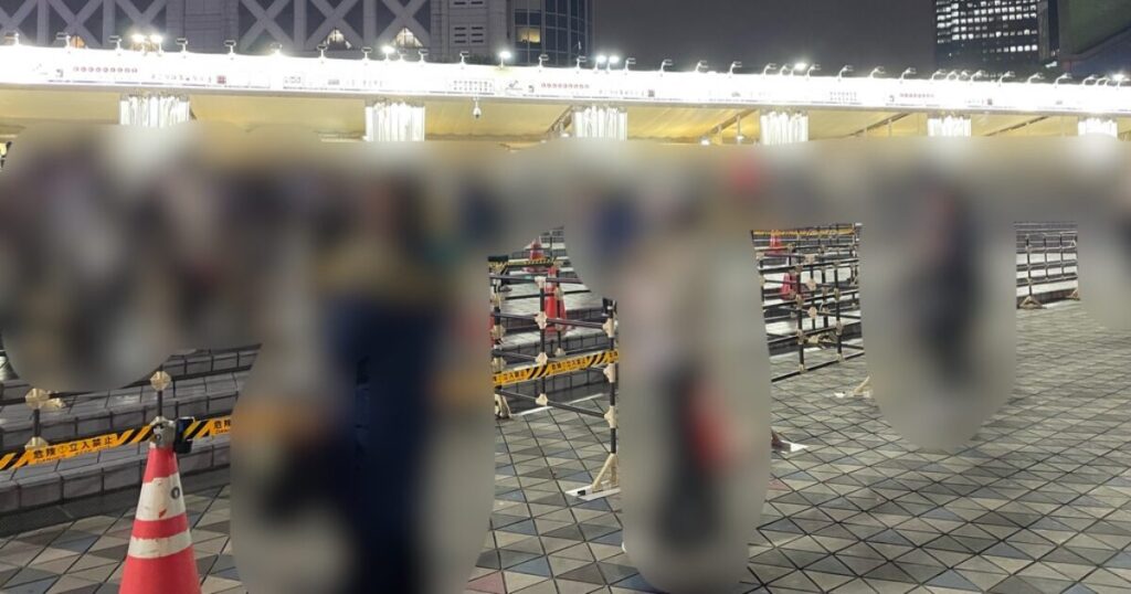 ライブ会場にたくさんのファンが足を運ぶ写真