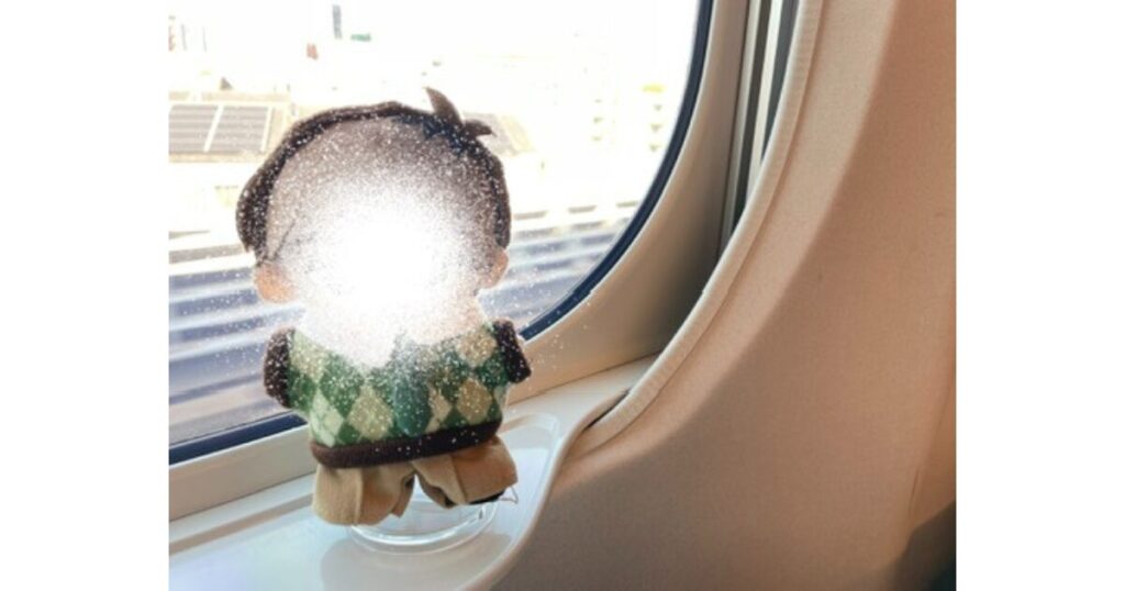 新幹線の窓に推しぬいを置いて撮った写真