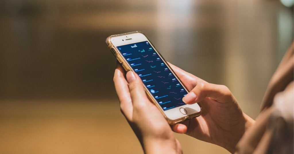 スマホを操作している女性の写真