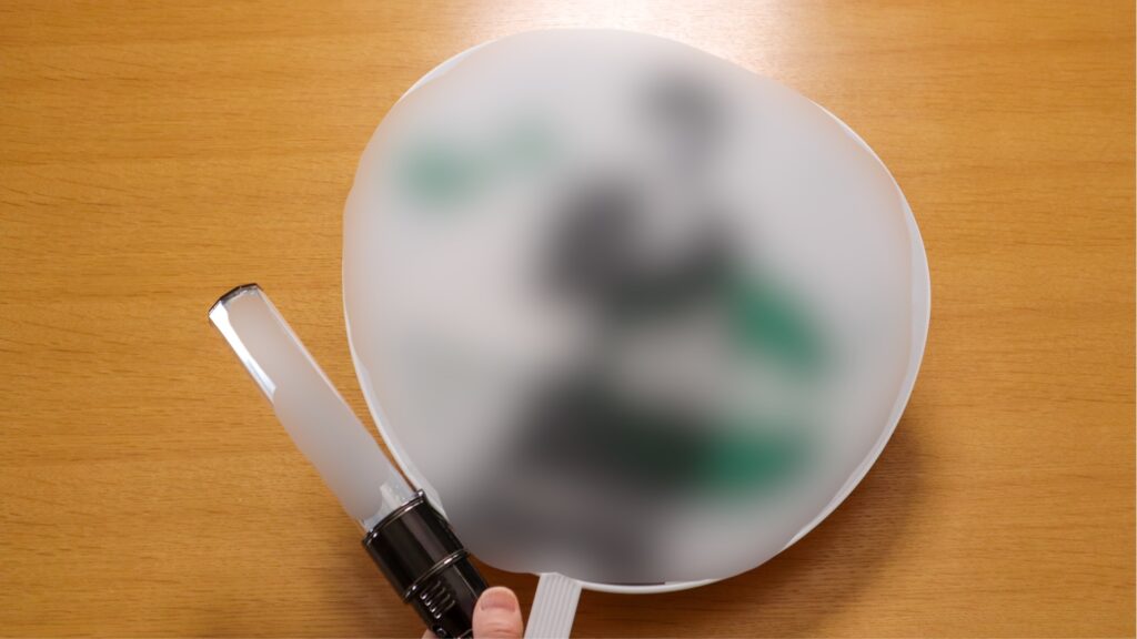 うちわとペンライトを手で持った写真