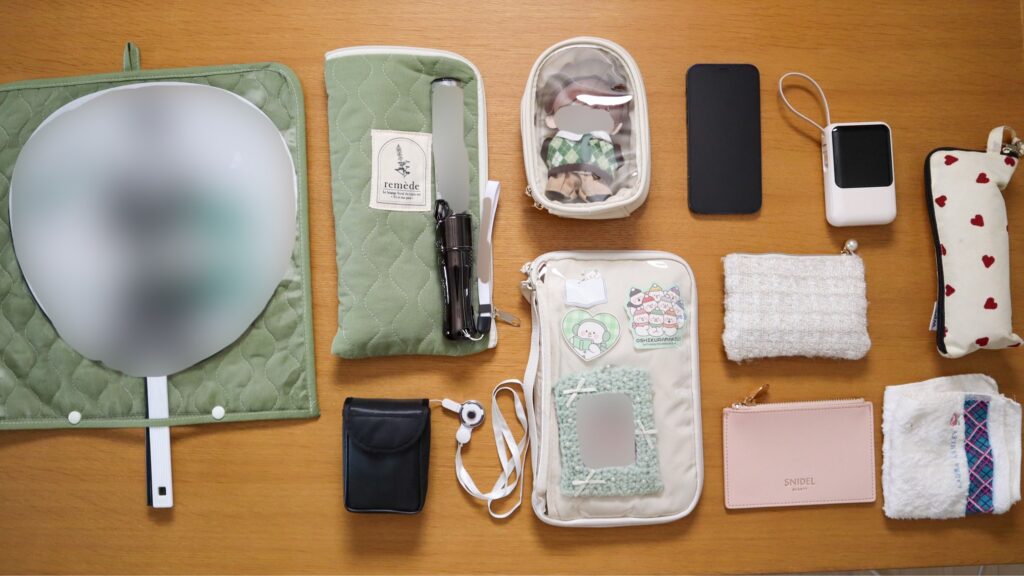 参戦用トートバッグの中身を並べた写真、うちわ・双眼鏡が見えるように