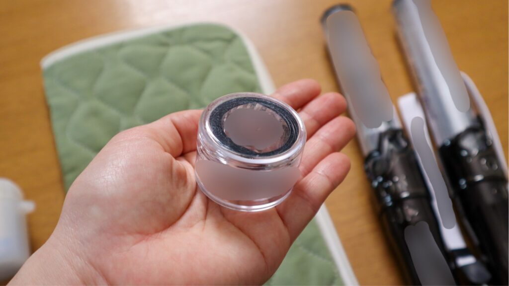 銀テープケースを手で持った写真