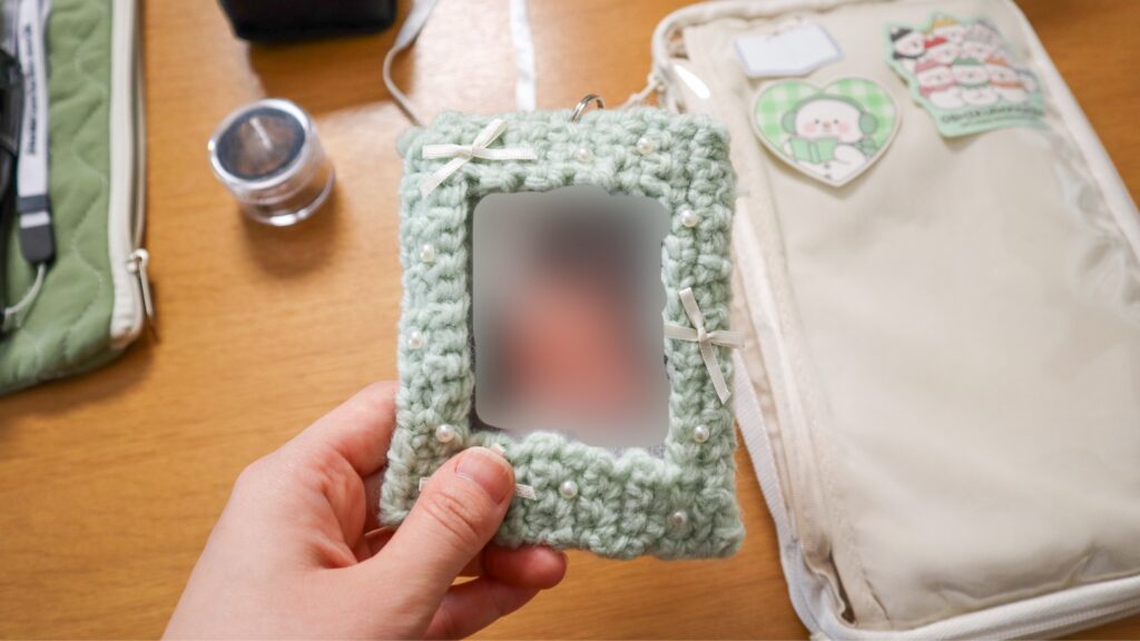 推しカラーのトレカケースのアップ写真