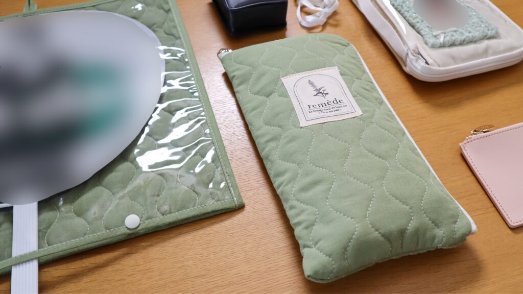 バッグの中身をポーチで整理して並べた写真