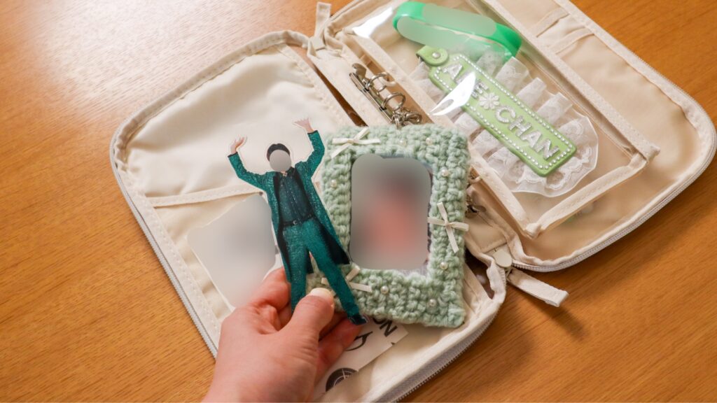 アクスタ・トレカなど、推し活グッズをまとめた写真