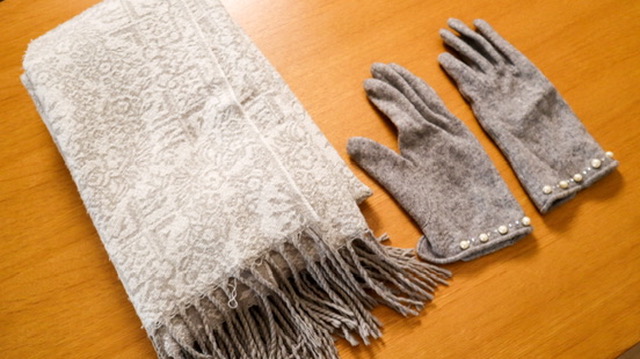 マフラーや手袋を並べた写真