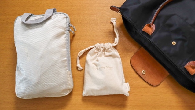 泊まり用手提げバッグの中身を並べた写真