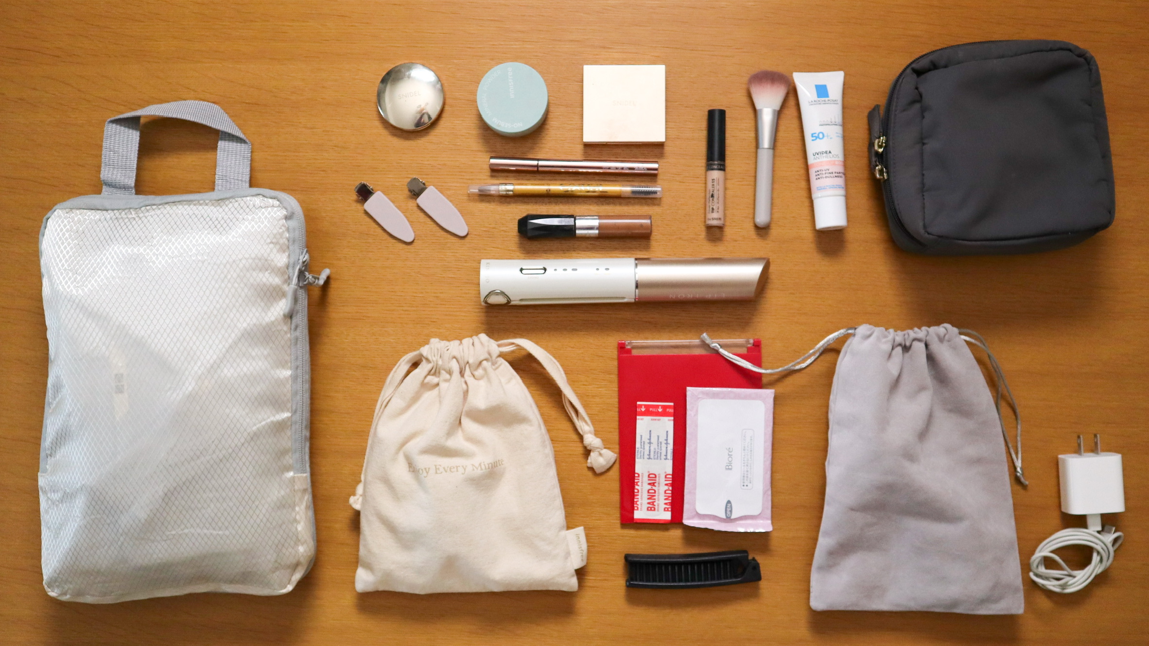 着替え・コスメ・圧縮ポーチを並べた写真