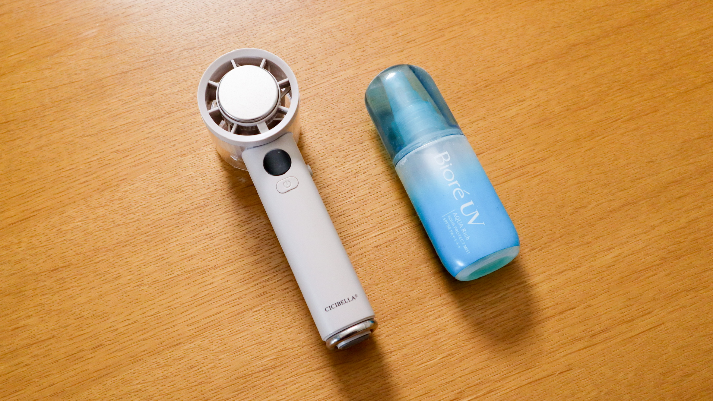 ハンディファンや日焼け止めを並べた写真