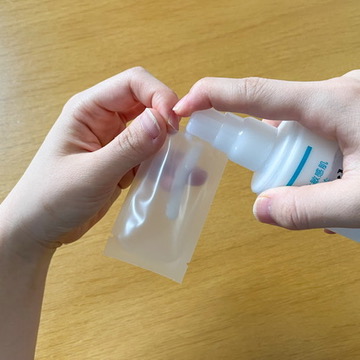 パウチ容器に化粧水を入れている写真