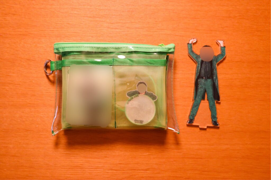 画像:アクスタ・トレカをクリアポーチに収納した写真