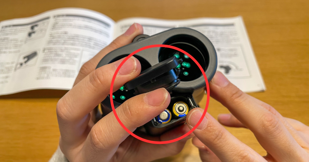 防振双眼鏡の電池フタのアップ写真（位置がわかる程度）