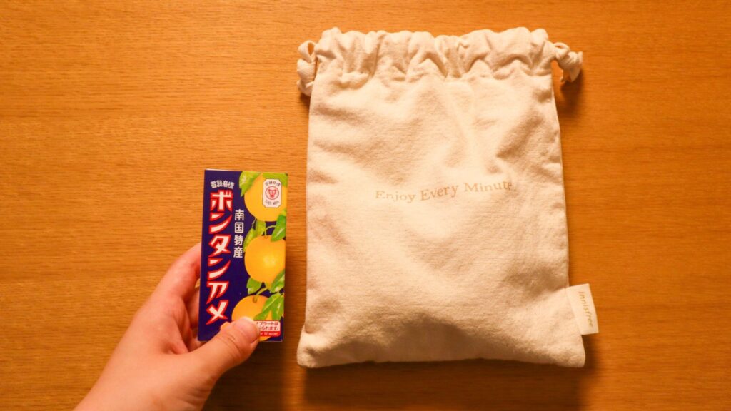 ポーチからボンタン飴を取り出した写真