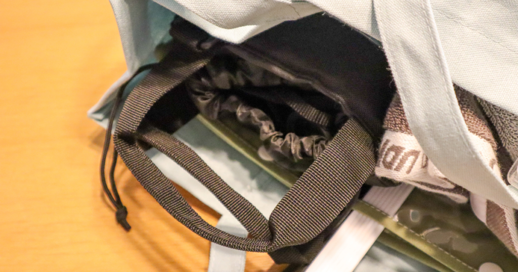 ライブ参戦用のトートバッグに防振双眼鏡を入れた写真