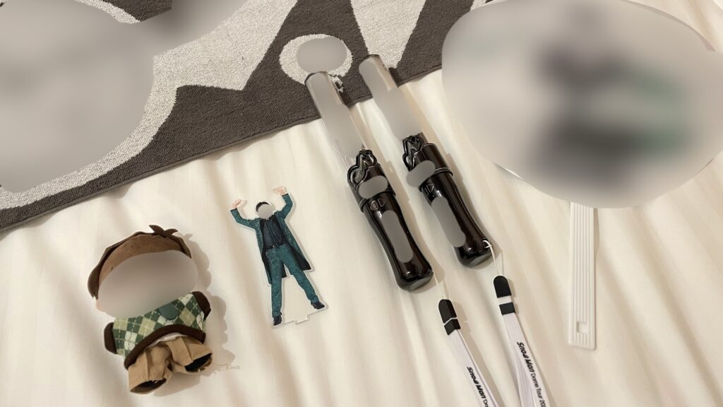 ジャニーズライブで買ったグッズを並べた写真