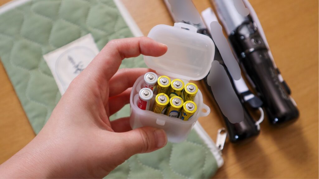 ペンライトと予備の電池を並べた写真