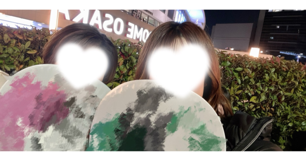 ジャニーズライブの会場前で撮影した写真