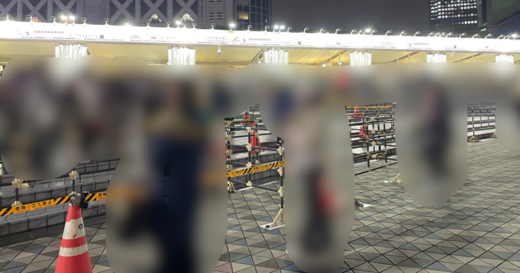 ジャニーズライブの会場前で撮影した写真