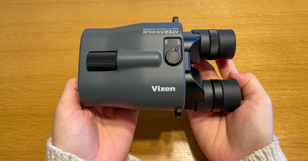 防振双眼鏡を手で持った写真