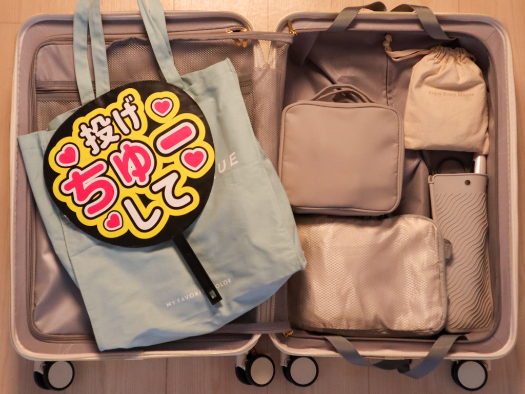 画像：遠征ライブの荷物を広げた写真